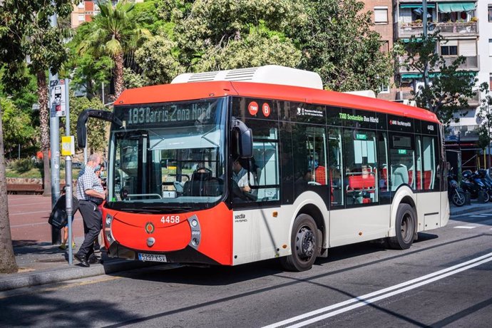 Archivo - Autobús de la línea 183 de Barcelona