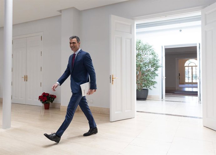 El presidente del Gobierno, Pedro Sánchez, a su llegada a una rueda de prensa tras el último Consejo de Ministros, en el Complejo de la Moncloa, a 27 de diciembre de 2022, en Madrid (España). Durante su comparecencia, Sánchez ha hecho un balance polític