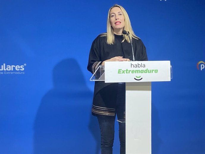 La presidenta del PP de Extremadura, María Guardiola, ofrece una rueda de prensa