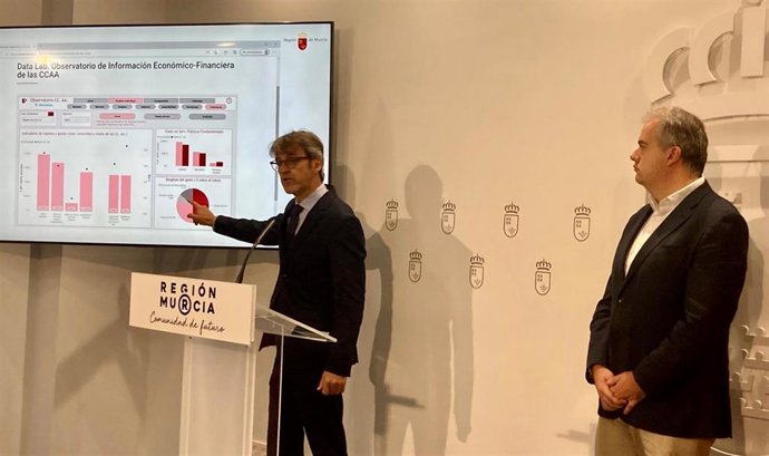 Imagen del consejero de Economía, Hacienda y Administración Digital, Luis Alberto Marín, en la rueda de prensa.