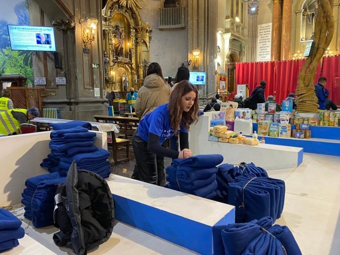 Una voluntaria del proyecto Salvamares junto con las mantas polares fabricadas con los residuos reciclados.