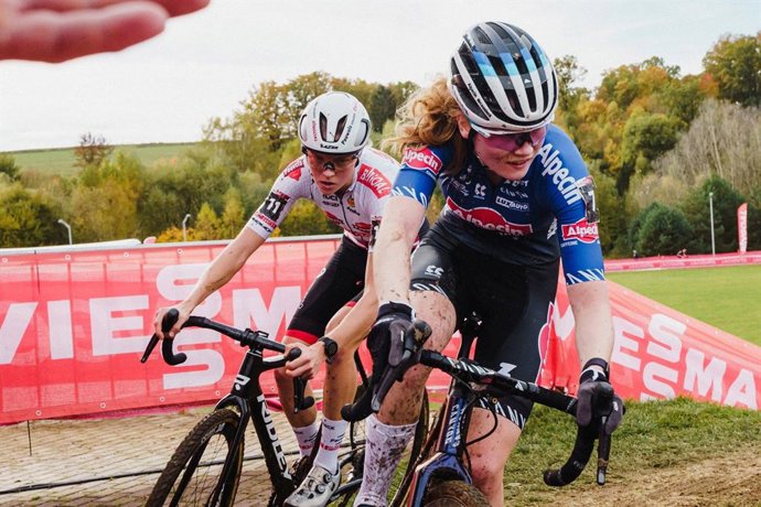 Puck Pieterse y Fem van Empel, durante la prueba de la Copa del Mundo de Ciclocross UCI en Tabor