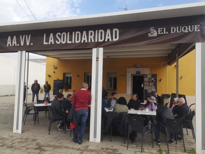 Reunión del candidato de IU, Ismael Sánchez, con vecinos del Polígono Sur.