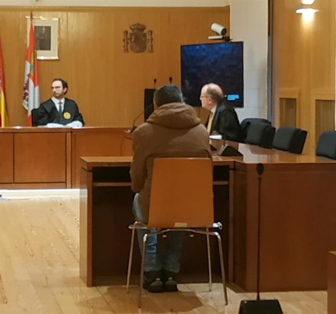 El presunto traficante, de espaldas, responde a las preguntas del fiscal durante el juicio.