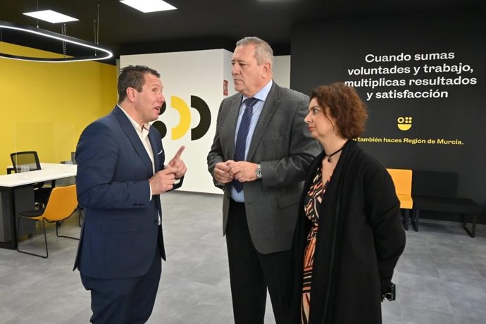 Imagen de la visita de la secretaria general de la Consejería de Economía, Hacienda y Administración Digital, Sonia Carrillo, a la nueva oficina de la Agencia Tributaria de la Región de Murcia en Mula