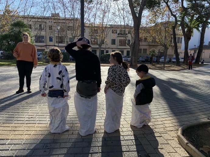 Algunos der los niños que han participado en la carrera de sacos promovida por el Consell.