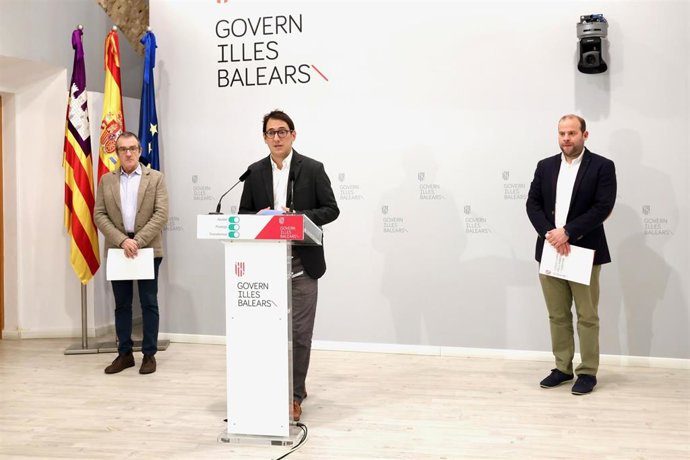 Ante los micrófonos, el portavoz del Govern balear, Iago Negueruela, junto a los consellers Juan Pedro Yllanes y Miquel Mir, tras el Consell de Govern.