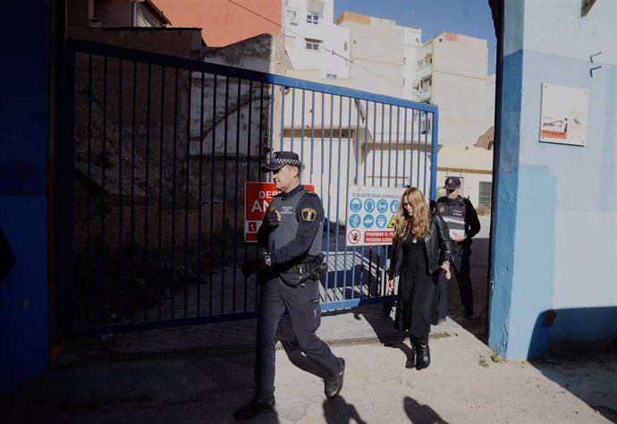 Imagen de la Policía Local de Valncia en la entrada de las naves de Zaidía, en el barrio de San Antonio, tras iniciarse los derribos a pesar de que el Ayuntamiento no ha concedido la licencia.