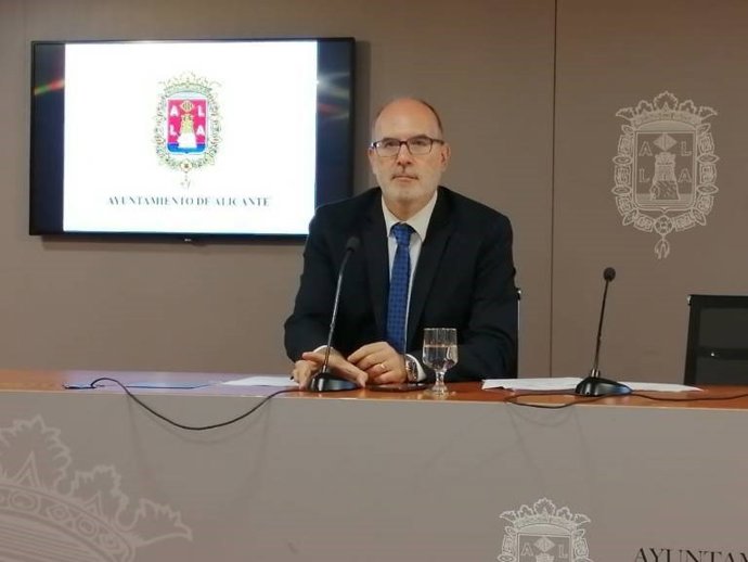 Archivo - Manuel Villar, en rueda de prensa