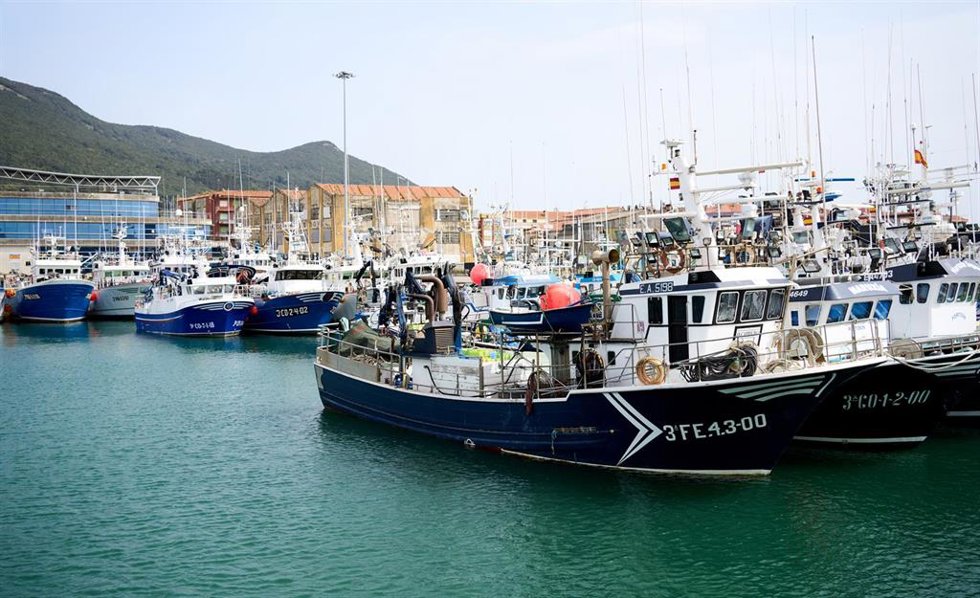 Archivo - Barcos amarrados en el puerto  