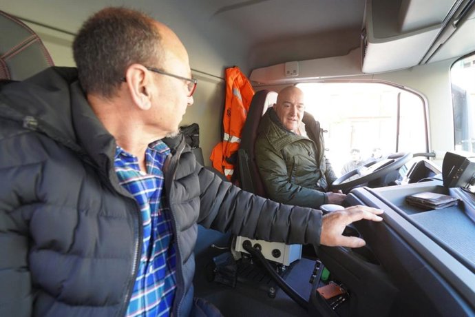 Carnero en el interior del nuevo vehículo de la Mancomunidad de Municipios del Malucas.