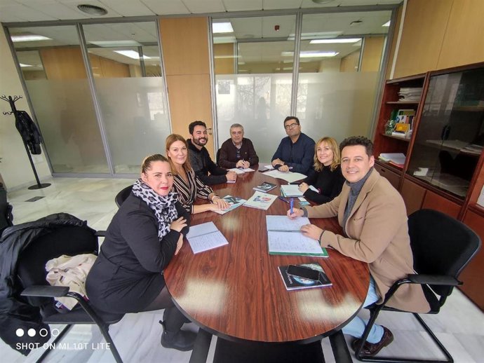 La vicepresidenta de Faecta, María del Mar García Torres, ha mantenido una reunión con la directora general de Dependencia de la Junta, María José de los Ríos, y el director general de Personas Mayores, Francisco Javier Serrano.