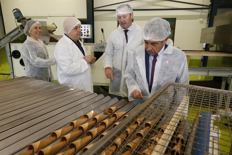 El Presidente De Cantabria, Miguel Ángel Revilla, Y El Consejero De Desarrollo Rural, Ganadería, Pesca, Alimentación Y Medio Ambiente, Guillermo Blanco, Visitan La Fábrica De Barquillos Y Galletas Tanis