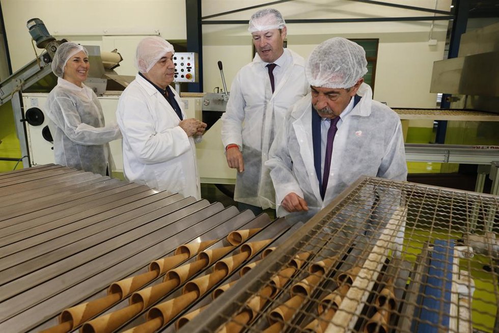 El presidente de Cantabria, Miguel Ángel Revilla, y el consejero de Desarrollo Rural, Ganadería, Pesca, Alimentación y Medio Ambiente, Guillermo Blanco, visitan la fábrica de barquillos y galletas Tanis