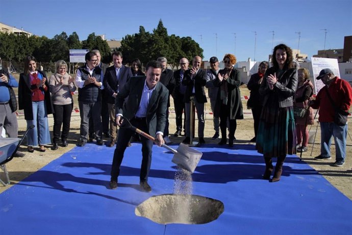 Primera piedra en las obras de remodelación en Los Molinos, en Almería.
