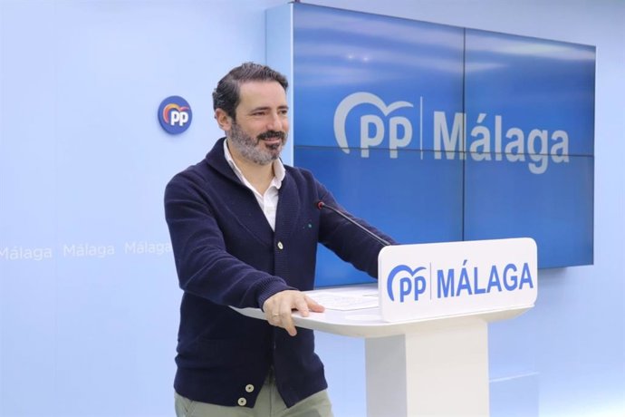 El secretario general del PP de Málaga, José Ramón Carmona, en rueda de prensa