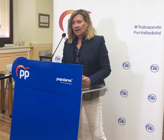 Archivo - La presidenta del Grupo Municipal Popular en el Ayuntamiento de Valladolid, Pilar del Olmo, en rueda de prensa.
