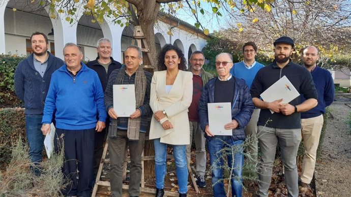 La consellera insular de Territorio, Maria Antnia Garcías, en la firma de los primeros convenios del Distitivo de Sierra de Tramuntana con algunos productores.