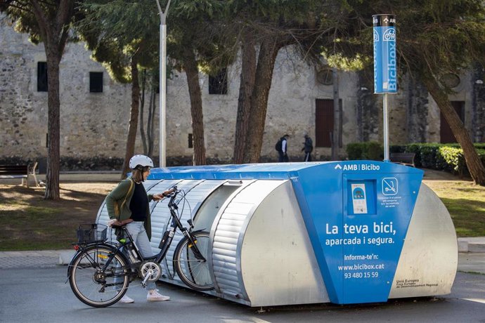 Archivo - Un aparcamiento del servicio de bicis metropolitano Bicibox.