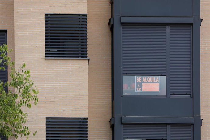 Archivo - Un cartel de 'Se Alquila' en un edificio.