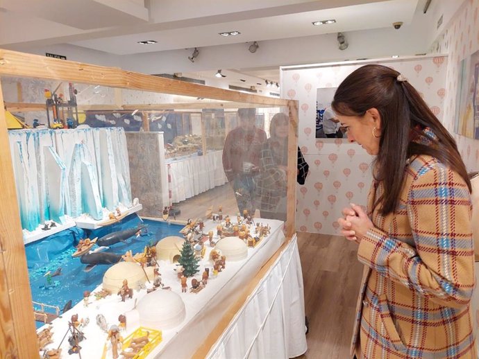 La delegada de la Junta en Almería visita la exposición de Playmobil de Argar.