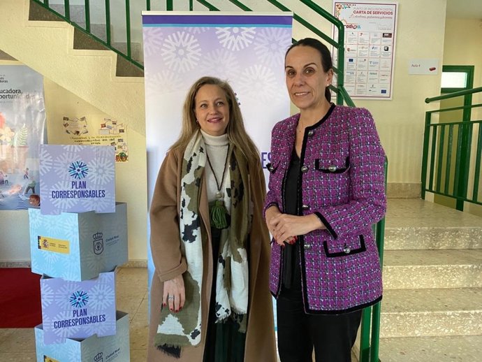 La alcaldesa, Eva María Masías, y la concejala de Igualdad, Ana Belén Chacón.