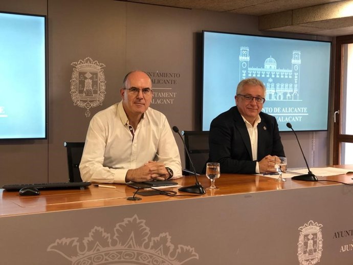 El concejal de Transportes, Manuel Villar, y el concejal de Cultura en el Ayuntamiento de Alicante, Antonio Manresa, en rueda de prensa.