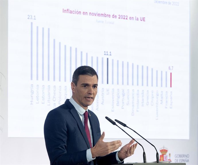 El presidente del Gobierno, Pedro Sánchez, comparece en rueda de prensa tras el último Consejo de Ministros, en el Complejo de la Moncloa, a 27 de diciembre de 2022, en Madrid (España). Durante su comparecencia, Sánchez ha hecho un balance político del 