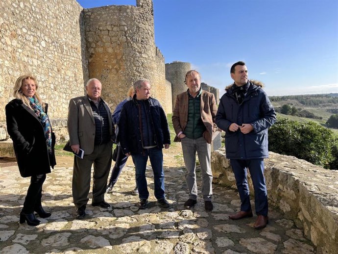 Gonzalo Santonja (2I) en la visita a Urueña,