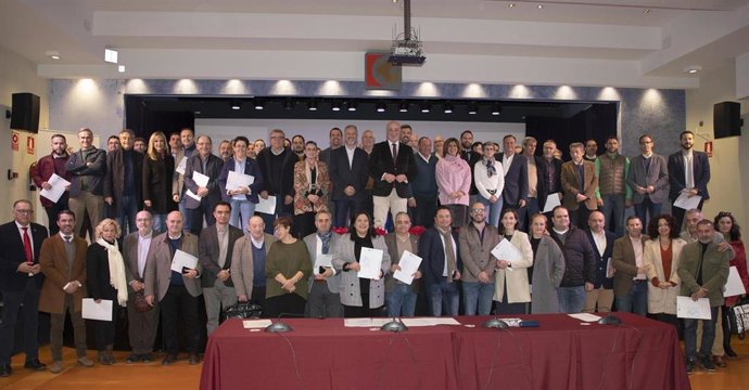 El presidente de la Diputación de Córdoba, Antonio Ruiz (centro), con representantes de los municipios beneficiarios de la addenda a los convenios para la prestación del servicio de ayuda a domicilio.