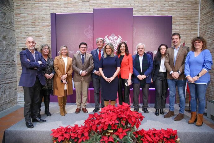 La alcaldesa de Toledo, Milagros Tolón, junto a su equipo de Gobierno