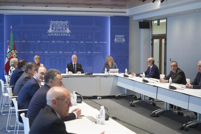 Reunión entre el Lehendakari, Iñigo Urkullu, y representantes de Confebask en Vitoria
