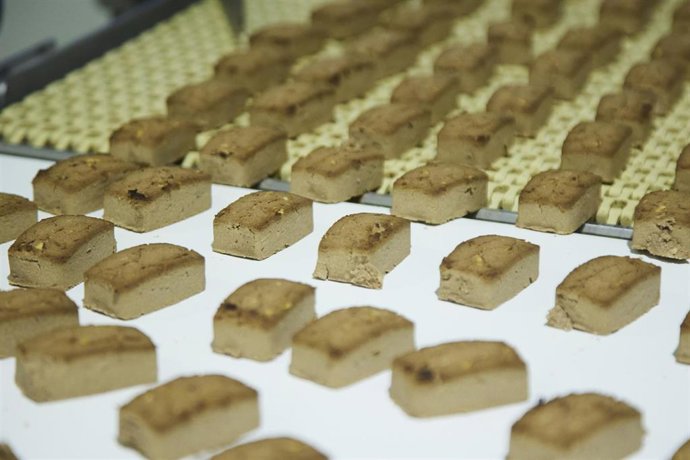 Archivo - Detalle de los polvorones durante la visita a la fábrica de mantecados de la firma La Muralla en la localidad de Estepa, a 23 de noviembre de 2022 en Sevilla (Andalucía, España). 