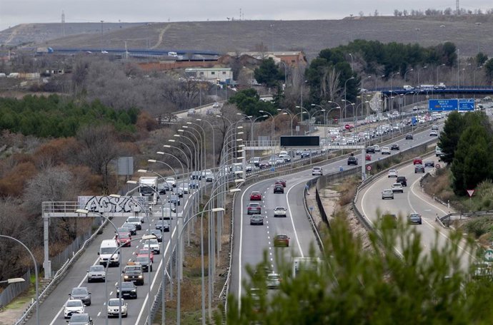 Circulación en la autovía A3 durante el primer día de operación salida por Navidad, a 23 de diciembre de 2022, en Madrid (España). La Dirección General de Tráfico (DGT) pone en marcha hoy el dispositivo especial de regulación, ordenación y vigilancia de