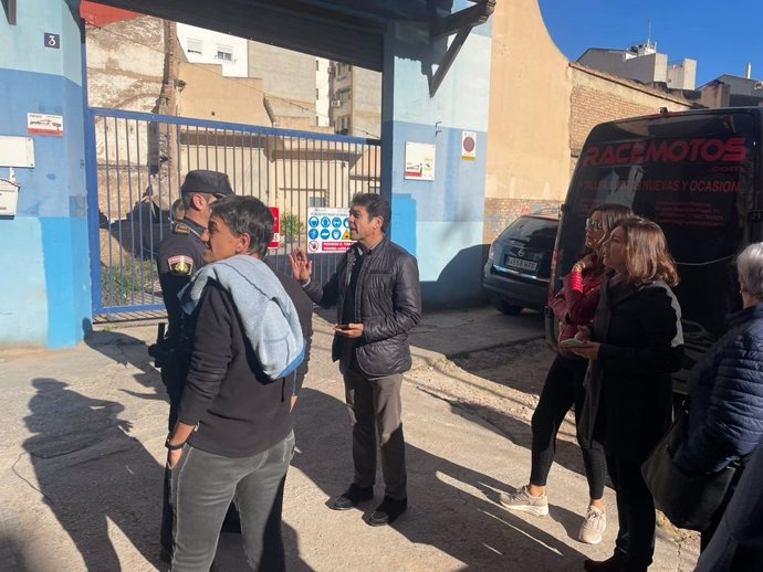 El concejal del PP en el Ayuntamiento de Valncia, Carlos Mundina, en los accesos a las naves de Zaidía junto a vecinos de la zona tras iniciarse los derribos sin permiso municipal.