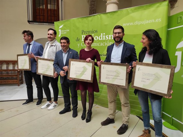 Foto de familia de Reyes con los premiados