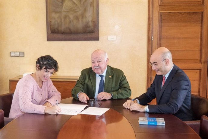 Acto de este martes de Teresa Rodríguez de renuncia a su acta de parlamentaria autonómica ante el presidente del Parlamento, Jesús Aguirre, y del letrado mayor, Manuel Carrasco.