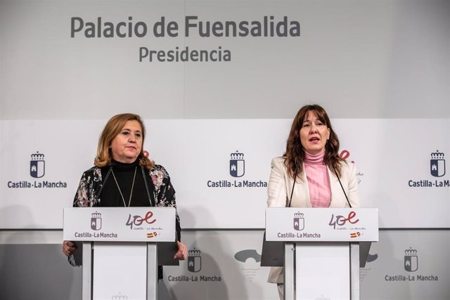 La consejera de Igualdad y portavoz del Gobierno regional, Blanca Fernández, y la consejera de Educación, Cultura y Deportes, Rosa Ana Rodríguez, comparecen en rueda de prensa en el Palacio de Fuensalida.