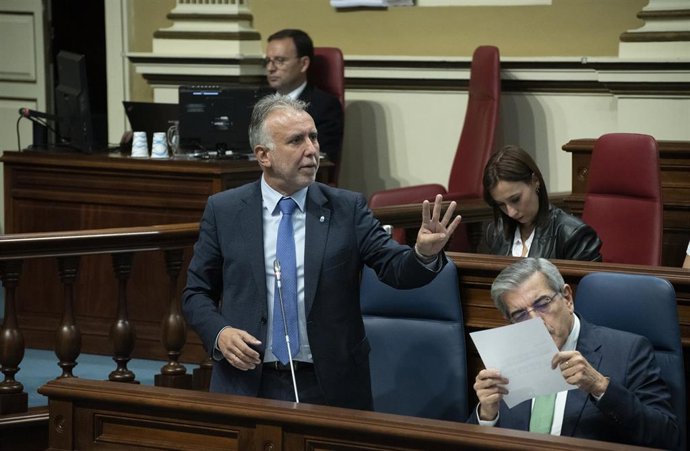 El presidente del Gobierno de Canarias, Ángel Víctor Torres, durante la sesión plenaria del Parlamento de Canarias en la que se aprobaron los Presupuestos Generales de la Comunidad Autónoma para 2023