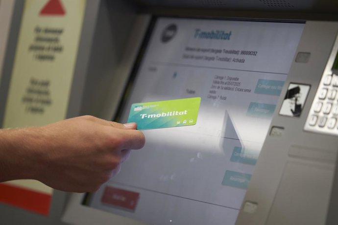 Archivo - Una targeta de la T-mobilitat