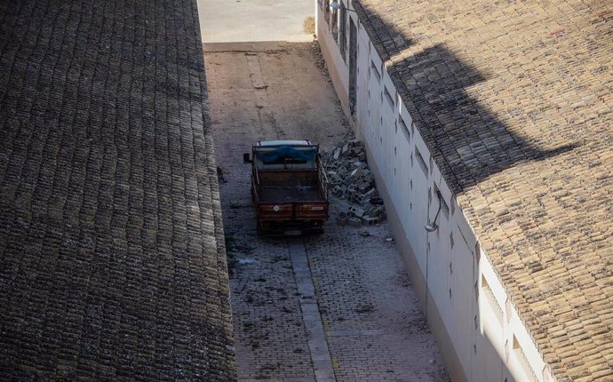 Un camión junto a escombros entre las naves de Zaidía, en las que han comenzado los derribos a pesar de que el Ayuntamiento de Valncia no ha dado la licencia correspondiente. 