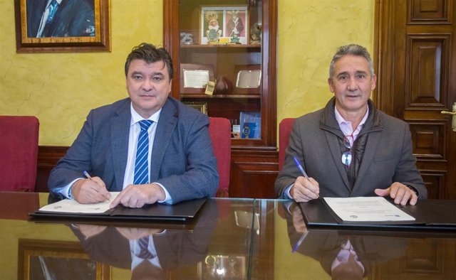 El alcalde de Huelva, Gabriel Cruz, y el presidente de la Hermandad de Nuestra Señora de La Peña de Huelva, Juan González.
