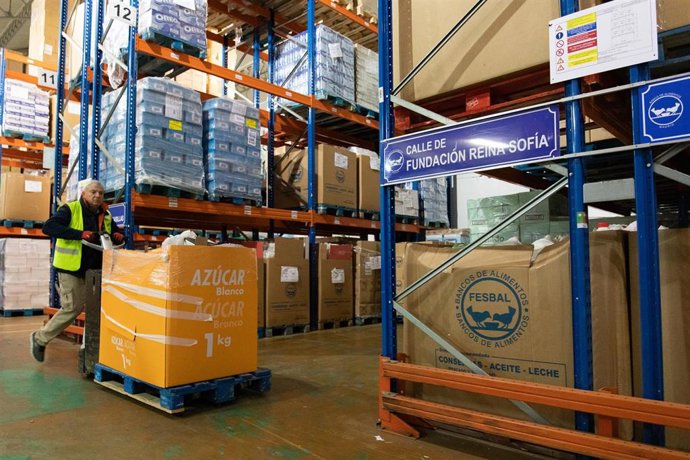 Cajas apiladas en estantes en la Fundación Banco de Alimentos 