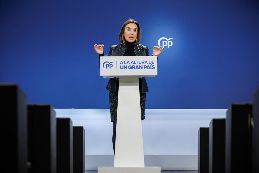 La secretaria general del Partido Popular y portavoz del PP en el Congreso, Cuca Gamarra, ofrece una rueda de prensa para valorar la actualidad política, a 27 de diciembre de 2022, en Madrid (España). Gamarra ha retrasado su comparecencia para escuchar 