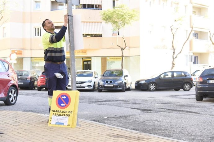 Operario trabaja en asfaltado en Torremolinos