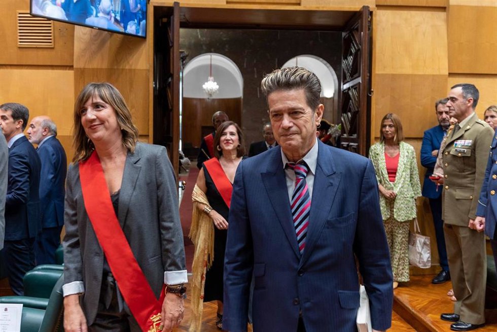 Archivo - El cantante Santiago Auserón llega a la entrega de medallas y distinciones de la ciudad de Zaragoza, donde recibió el título de Hijo Predilecto, en el Salón de Sesiones del Ayuntamiento, a 8 de octubre de 2022, en Zaragoza