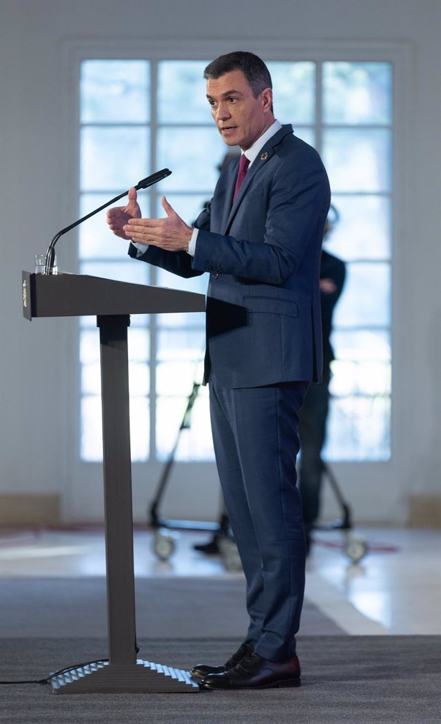 El presidente del Gobierno, Pedro Sánchez, comparece en rueda de prensa tras el último Consejo de Ministros, en el Complejo de la Moncloa, a 27 de diciembre de 2022, en Madrid (España). 