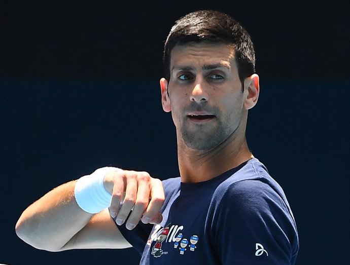 Archivo - Ell tenista serbio Novak Djokovic entrena para el Abierto de Australia de 2022.  