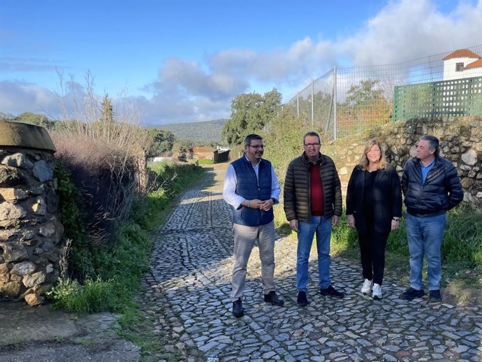 El presidente del PP de Huelva, Manuel Andréz González, durante una visita a la sierra de Huelva.