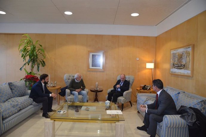 El presidente de la Diputación, Fernando Rodríguez Villalobos, ha mantenido un encuentro este martes en la sede de la institución provincial con Francisco Ávila, presidente de la Federación de Mercados de Abastos de Sevilla (Femase).